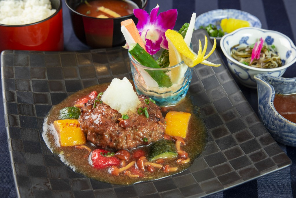 沖縄の伝統料理から日本料理まで豊富なメニュー